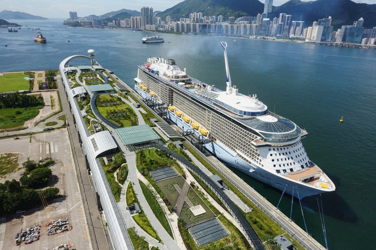 Ein Kreuzfahrtschiff am Kai-Tak-Kreuzfahrtterminal, Hongkong