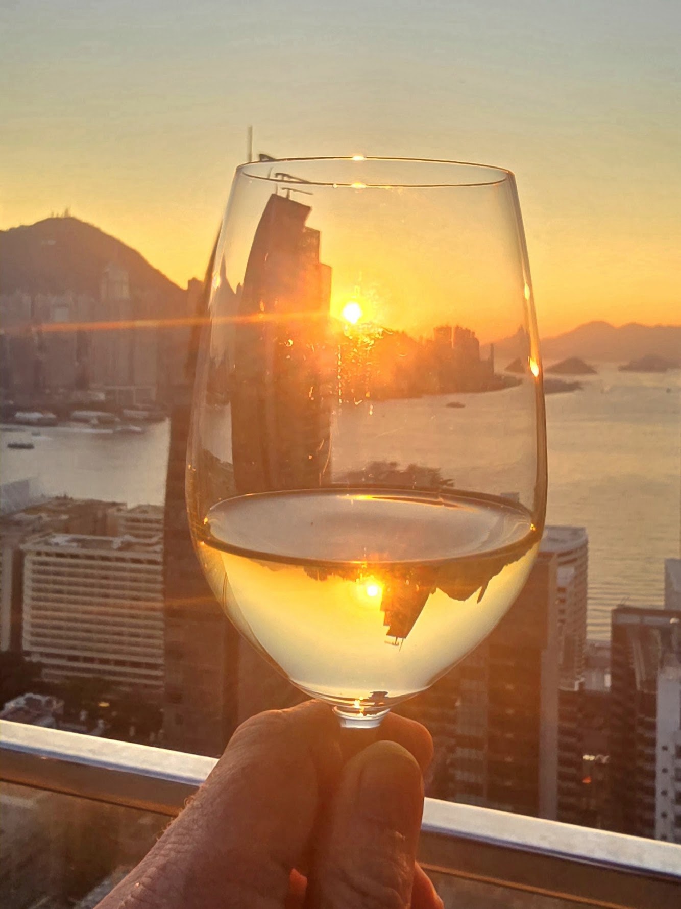 Hongkongs beste Rooftop-Bars — Sonnenuntergang über dem Hafen