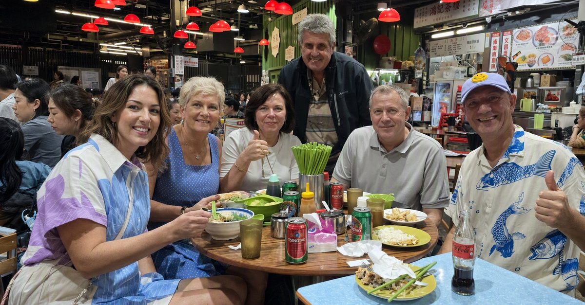 Hans with guests at a dai pai dong food stall